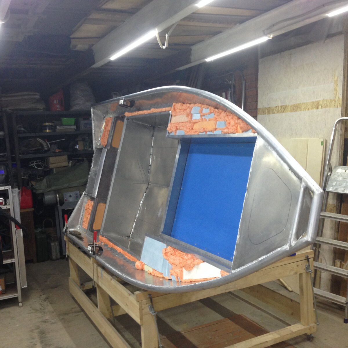 К сожалению это оказалось единственное фото с блоками непотопляемости.