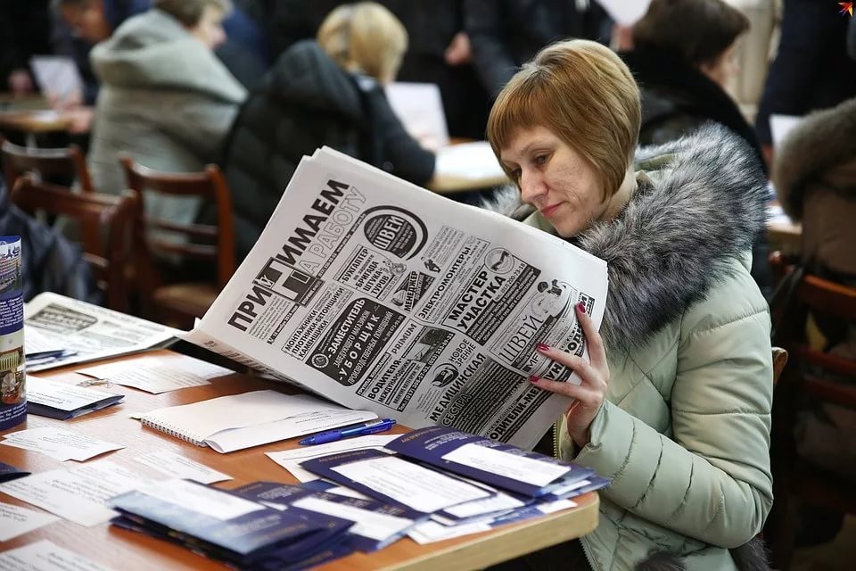 
С 1 января 2015 года безработица в Беларуси квалифицируется как преступление. Президент страны Александр Лукашенко поддержал закон о запрете безработицы и предложил восстановить старый термин “социальный паразитизм”. Он также предлагает восстановить наказание тех, кто умышленно избегает работы. Стоит отметить, что уровень безработицы в Беларуси составляет менее 1 процента.
