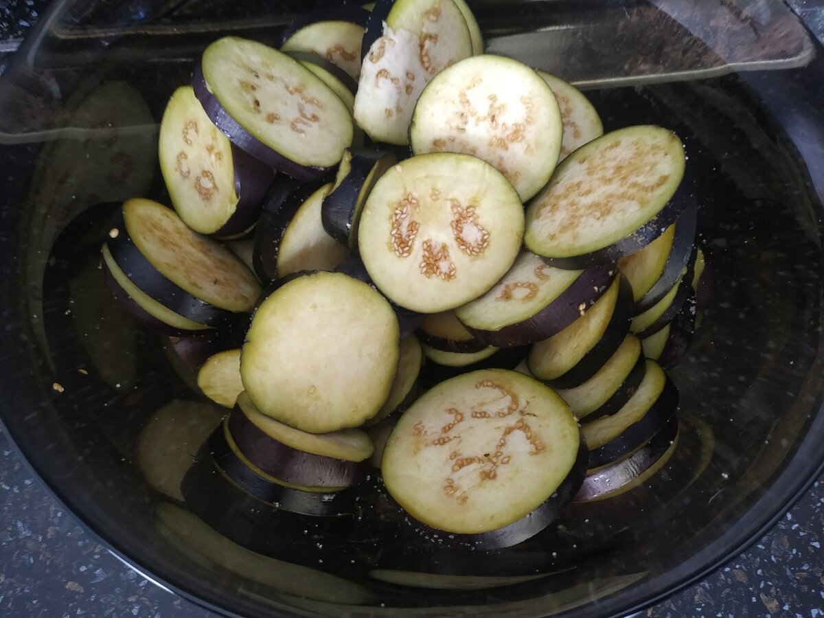 Баклажаны нарезать кольцами слегка посолить (1/2 ч. л.) и оставить на некоторое время, чтобы вышла горечь.