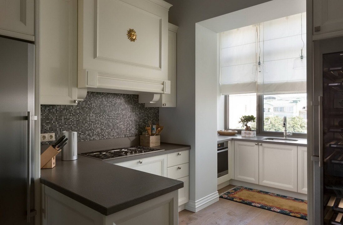 На фото примеры того, как лоджию можно превратить в часть кухонного пространства. Здесь могут располагаться стол с диваном, барная стойка или даже сами кухонные тумбы.