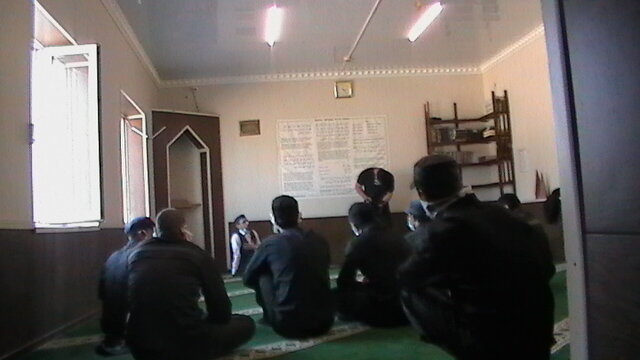 Подобные встречи в учреждениях УИС республики проводятся регулярно. По словам организаторов, они помогают осужденным лучше осознать свои поступки, поделиться переживаниями.
«Задача священнослужителей, работающих с осужденными людьми, помочь им обрести духовно-нравственные ориентиры и встать на путь исправления, именно такие встречи и беседы помогают ответить на все самые непростые вопросы человека»,- сказал Даниял Умаилов.


