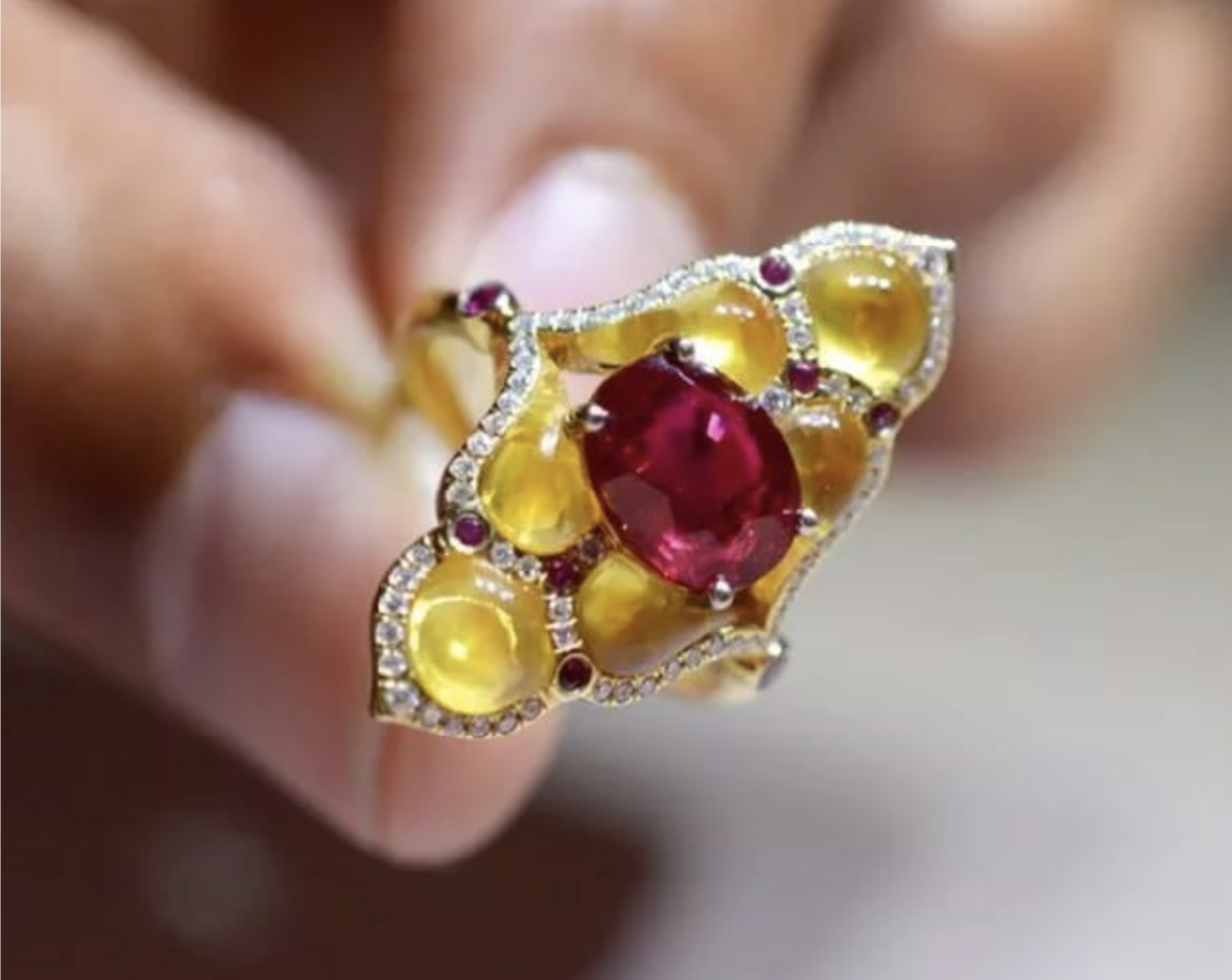 Кольцо с кабошонами рубина и янтаря, бриллианты, желтое золото.