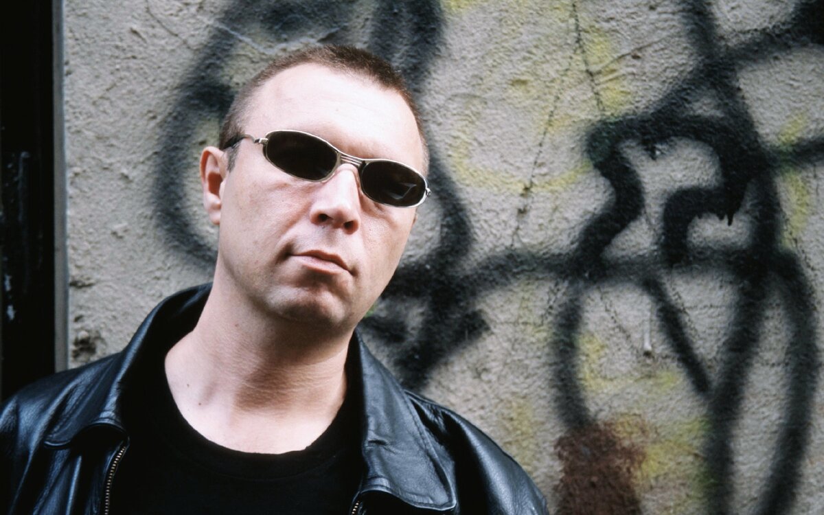 Чаще всего Виктор Пелевин фотографируется в черных очках