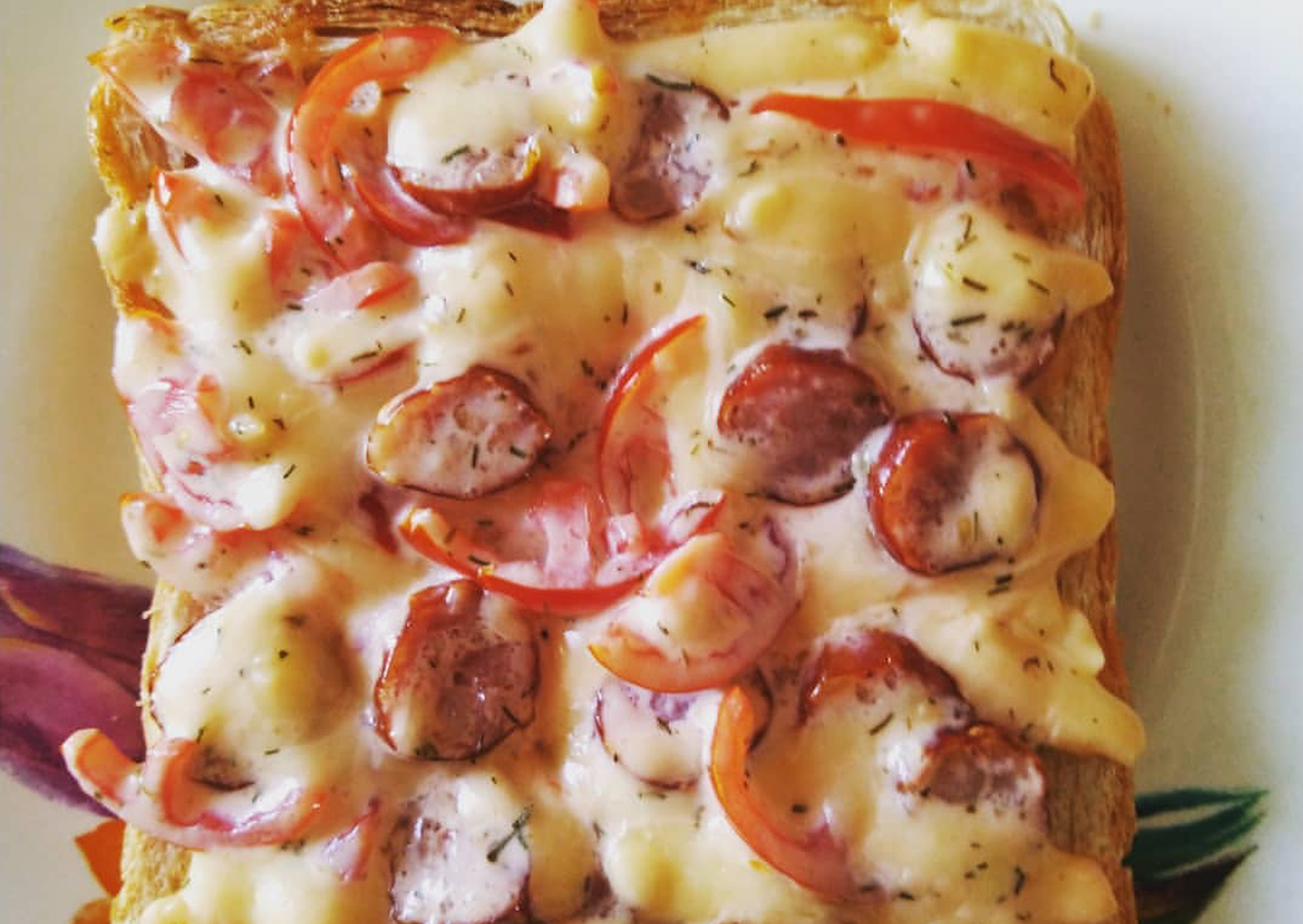 Помидоры и колбасу порезать,сыр натереть на тёрке,сложить в миску и посыпать укропом. Добавить сметаны и перемешать.Взять хлеб и намазать смесью, которая у нас получилась. Духовку на 180° и ставим на 5 минут,пока не начнет хорошо плавится сыр.Приятного аппетита!!! 🥪