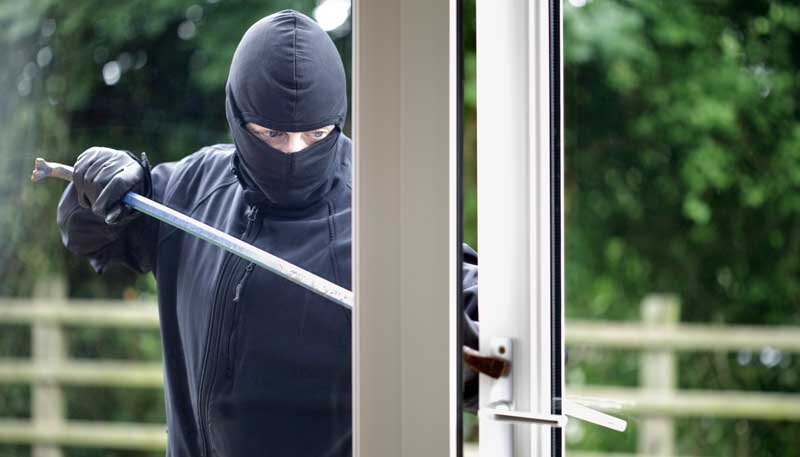 Внутренняя охрана сработает только в тот момент, когда злоумышленник окажется в доме, восстанавливать стекло он за собой не будет