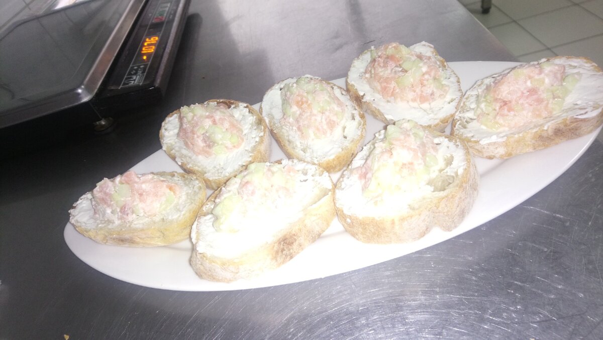 Брускеты креметта лосось огурец 