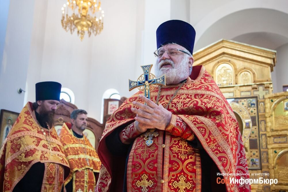 Увольнение произошло после сделанного замечания министру культуры Ольге Любимовой за непокрытую платком голову