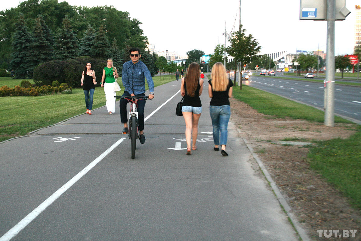 Можно передвигаться по области. Велосипедная дорожка. Велосипедист на дороге. Велосипедист на велодорожке. Люди на велодорожке.