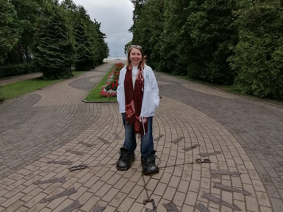 Памятник ботинкам туриста. Зеленогорск. На фото - автор.