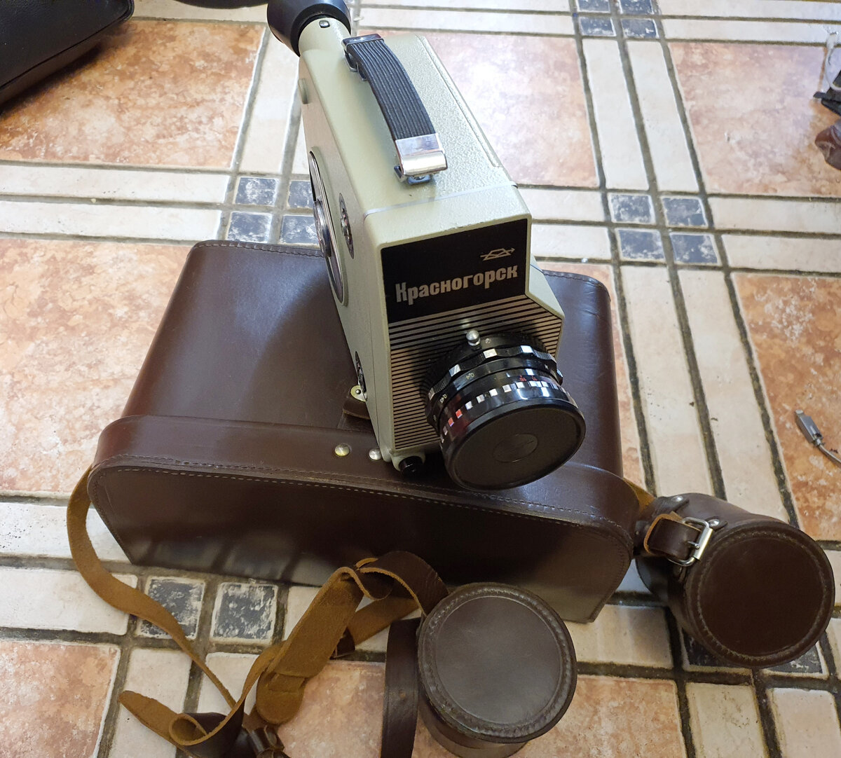 Один кожаный кофр чего стоит!