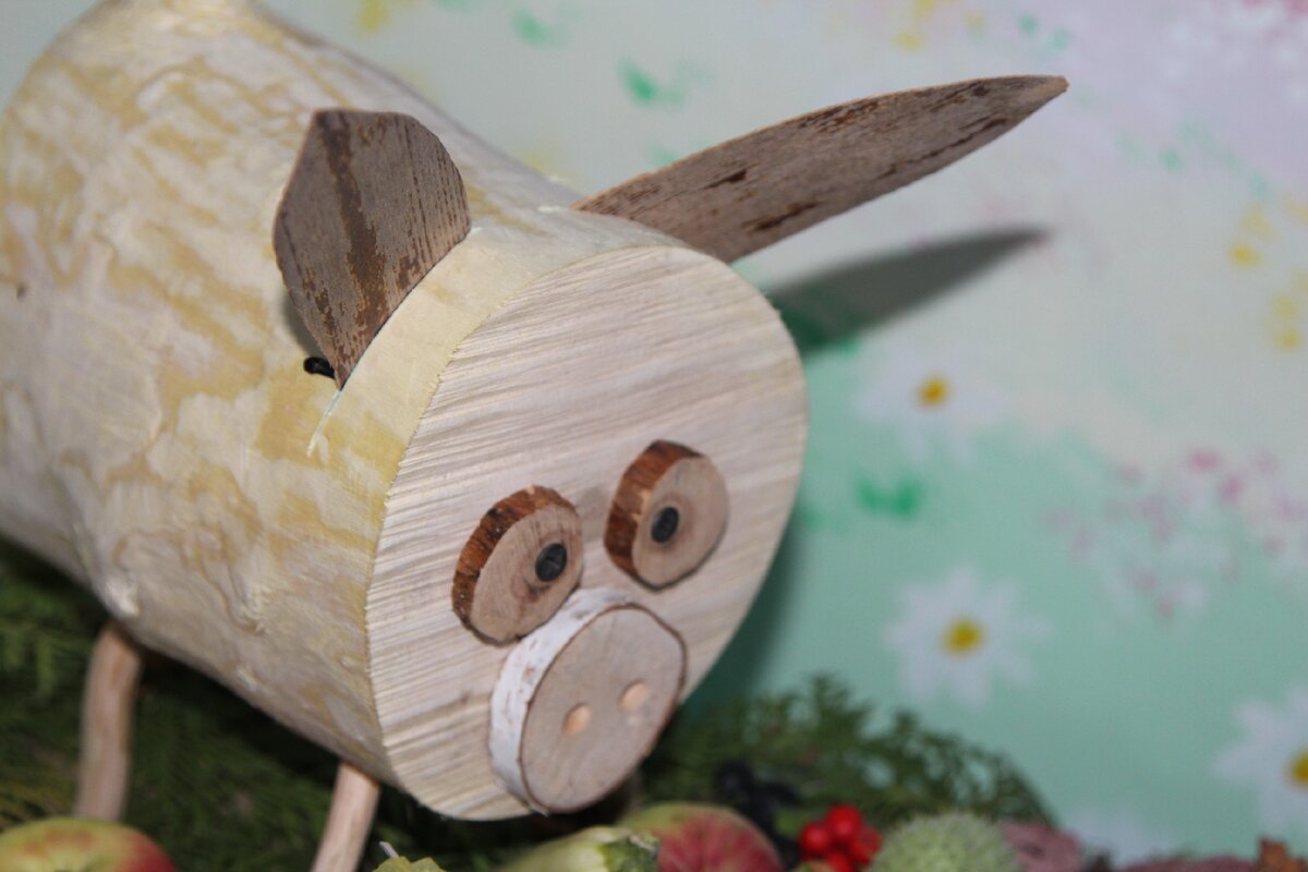 Свинка из деревянного брусочка и спилов