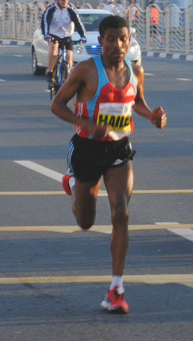 Эфиопский легкоатлет и победитель игр в Сиднее Хайле Гебреселасси.
