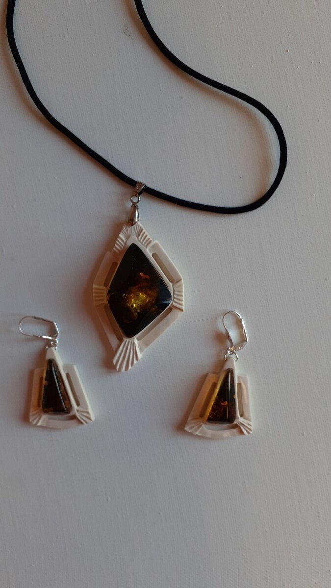 Подвеска с серьгами бивень мамонта янтарь Павлюков