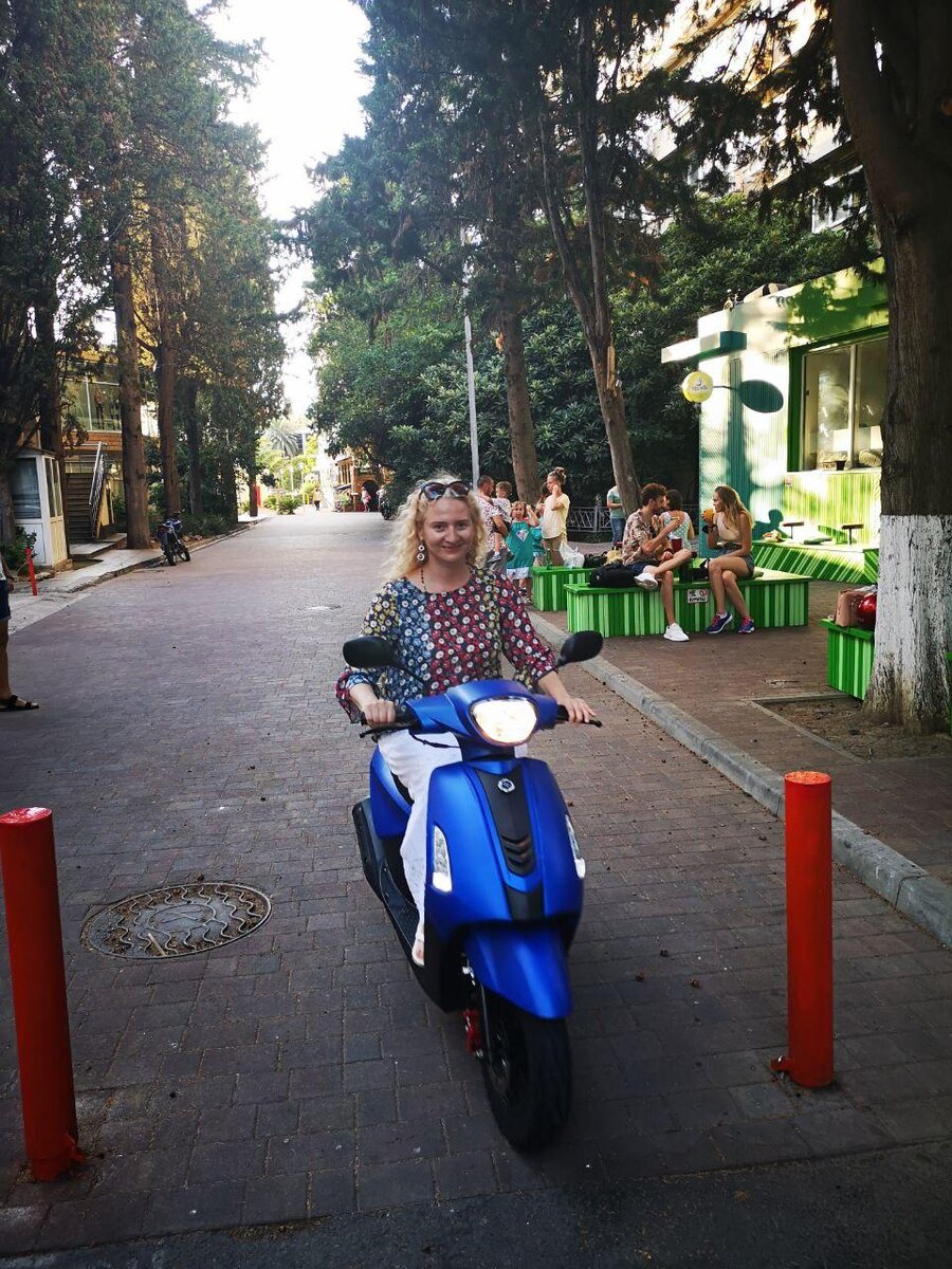 Идет мне скутер? )