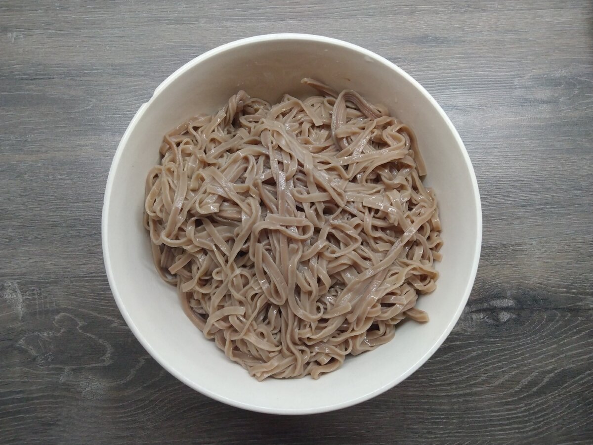 Soba гречневая лапша. Лапша из гречки. Свинина с гречневой лапшой. 100 Гр гречневой лапши.