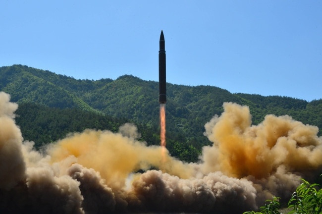 Северная Корея произвела испытательный пуск баллистической ракеты «Хвасон-14» 4 июля 2017 г. (Ренхап)
