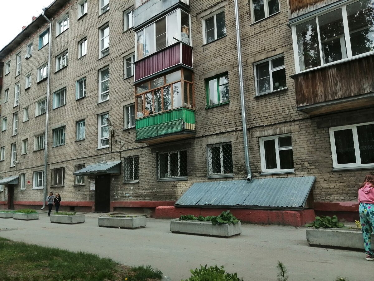 Дом в котором продаётся квартира. Зеленый балкон- это наш :))