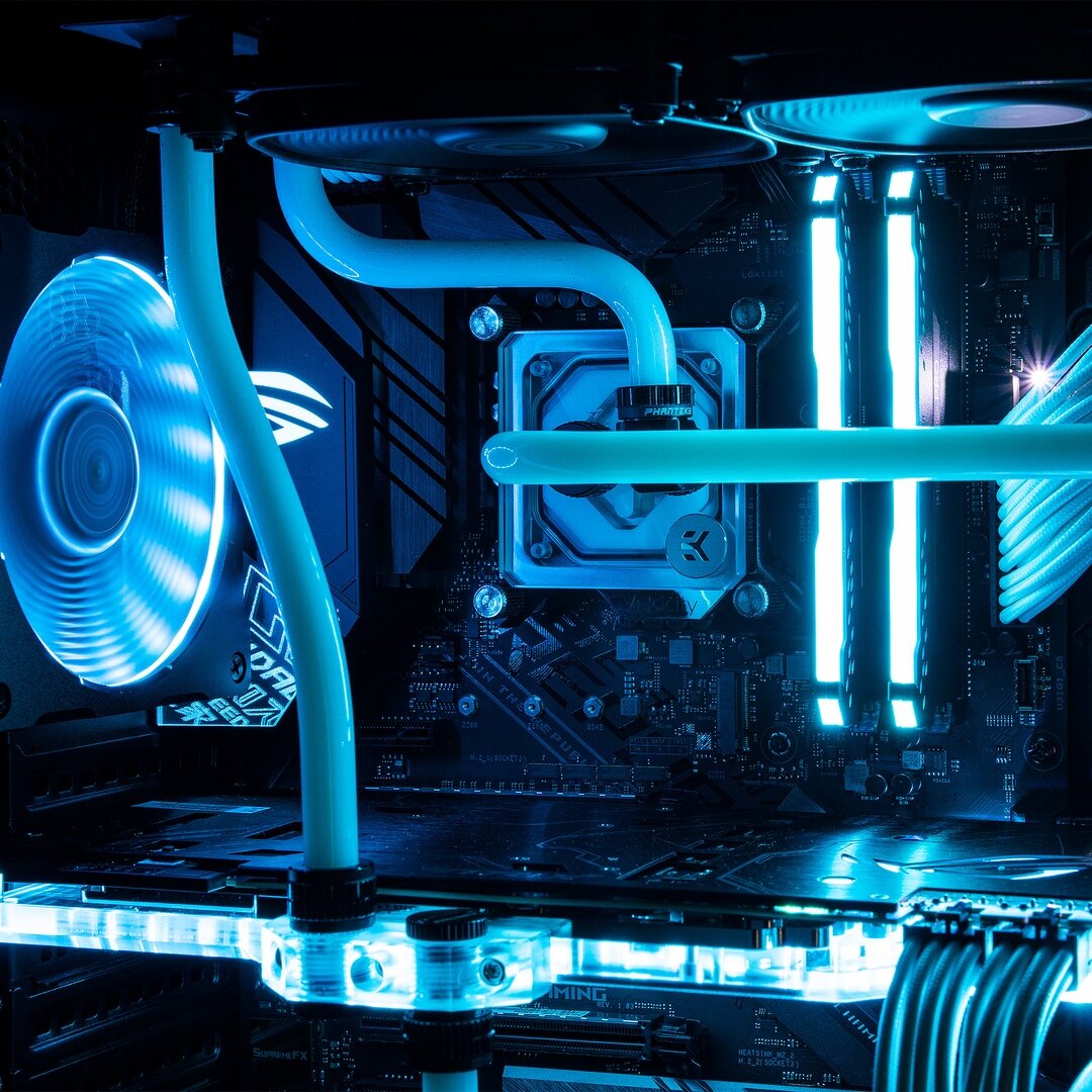 Почему сейчас, в начале лета 2020 года, неудачное время для покупки и сборки нового компьютера? Казалось бы, вышло новое поколение процессоров Intel, новый чипсет B550 и новые модели процессоров от AMD. 
Признавая весь этот соблазн купить нечто новенькое, блестящее и хрустящее, давайте посмотрим на себя со стороны. А еще – мысленно переместимся в недалекое будущее, примерно на пол-года вперед. Кто следит за рынком компьютерных комплектующих много лет, тот легко спрогнозирует весь диапазон возможных вариантов развития событий. Исключая обстоятельства непреодолимой силы, разумеется. И все эти варианты рисуют картину рынка, гораздо более удачную, чем то, что есть прямо сейчас. Это неизбежно, чисто технически. Просто потому, что настолько неудачного времени для покупок, как сейчас, никогда не было, нет и невозможно себе представить.