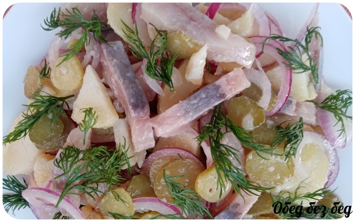 Салат селедка с луком. Салат с сельдью. Салат с селедкой и огурцами. Салат с сельдью и картофелем. Салат селедка с картошкой.