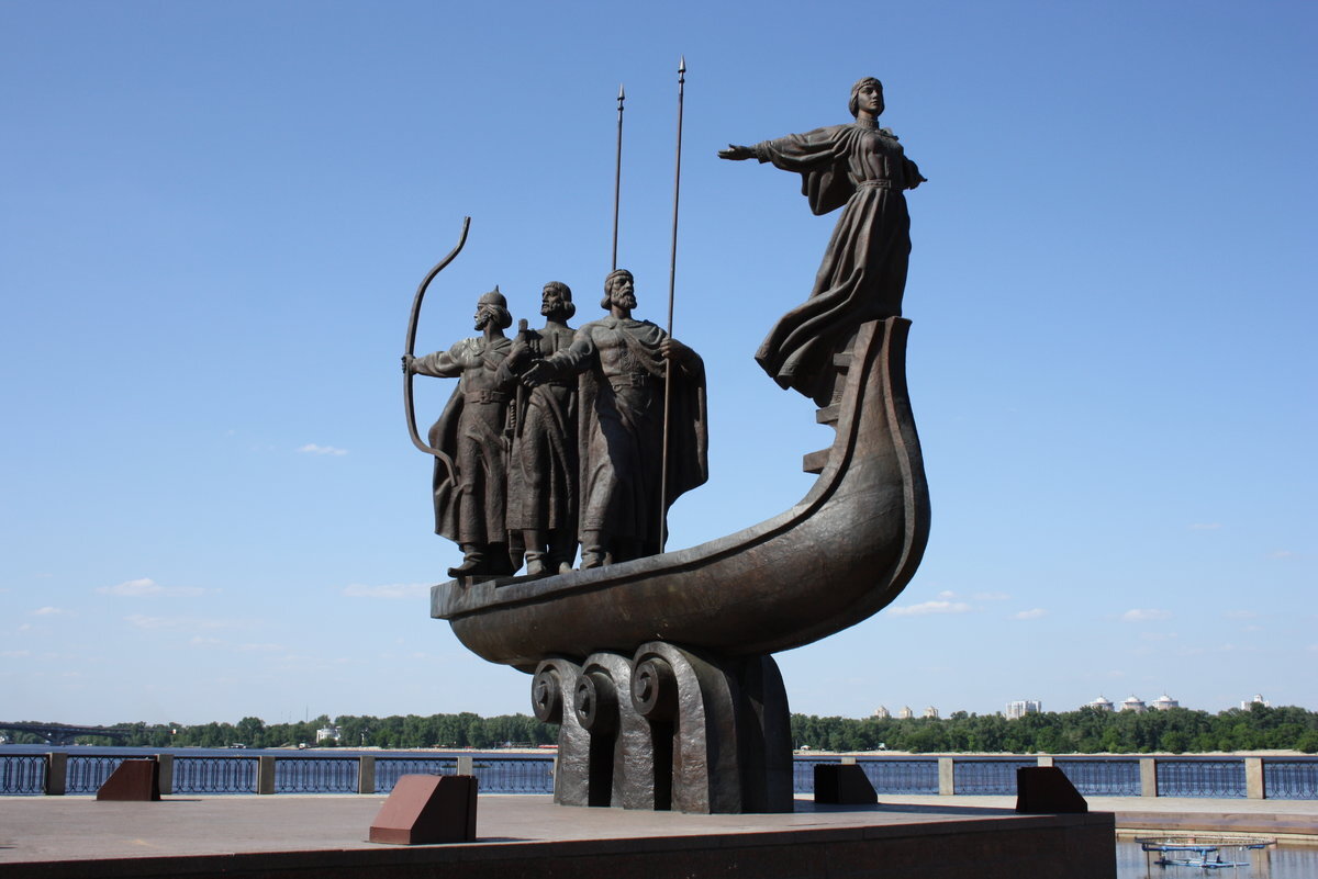 Памятник в центре Киева, на берегу Днепра, основателям Киева(Кию, Щеку, Хориву и Лыбеди).