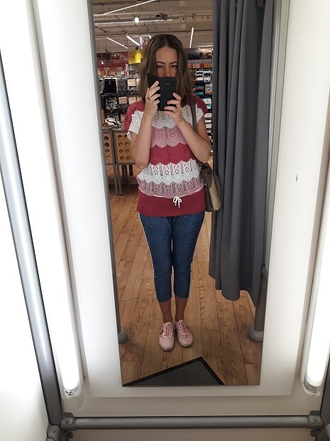 Рига, 1 сентября 2020. Смотрю на себя в зеркало и думаю: "Что-то неправильно я нарядилась. На календаре первый учебный день, а я, мало того, что в магазине, так ещё и без белого верха-чёрного низа. Ну, непорядок же, а?!"