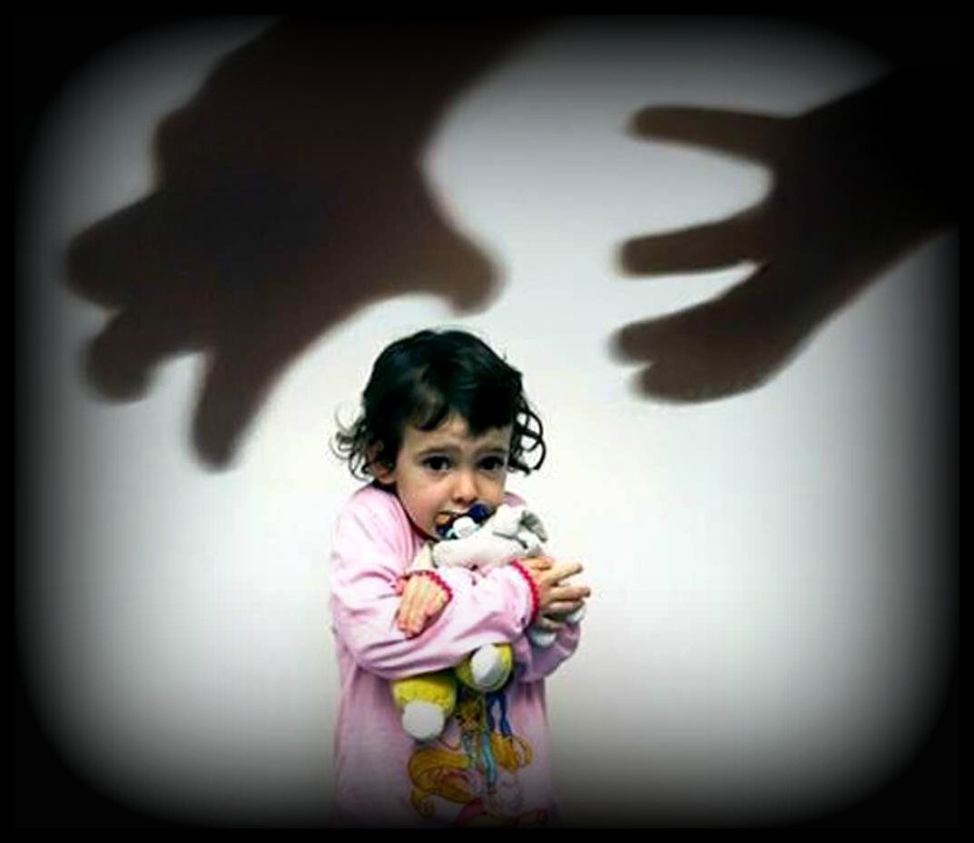 Сцены детского насилия. Оскорбление ребенка статья. Родителинакакзывают детей. Угроза ребенку. Психологическое давление на ребенка.