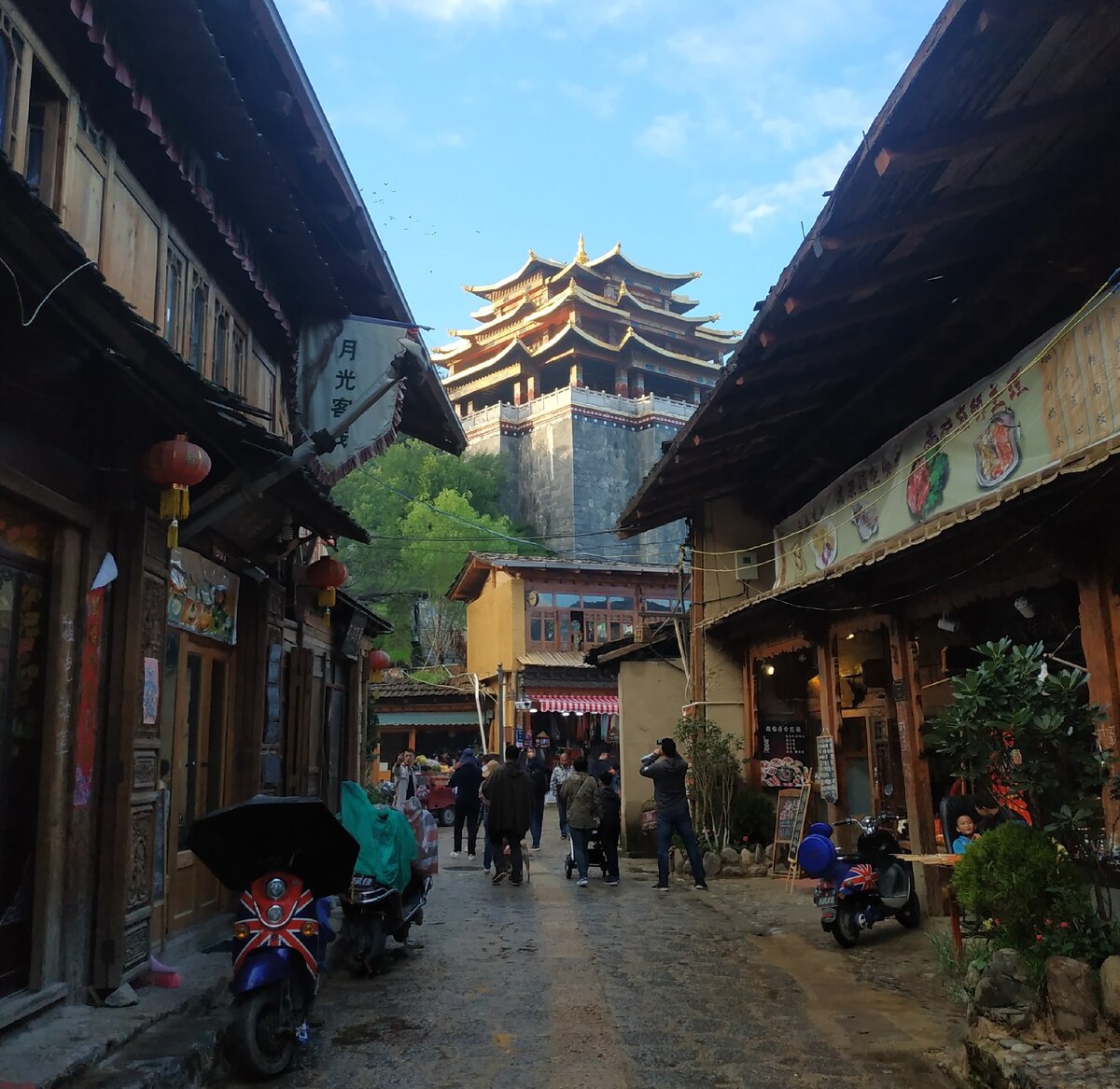 Самый центр городка Шангри-Ла