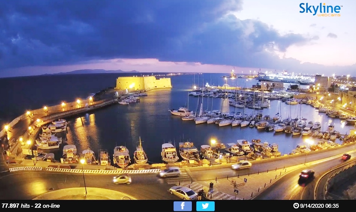 Ранее утро в Ираклионе, вид на марину и крепость Кулес