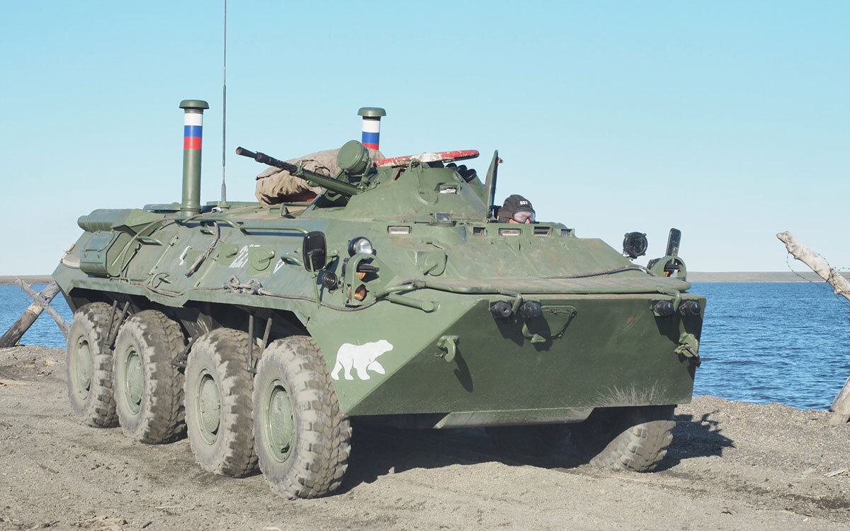 Сегодня в бухте Тикси недалеко от одноимённого посёлка под руководством заместителя командующего Северным флотом вице-адмирала Олега Голубева прошли тактические учения по защите островных и континентальных территорий России в Арктике.В учениях приняли участие силы арктической группировки Северного флота. Главной целью манёвров стала отработка взаимодействия сил и войск флота при высадке морского десанта на необорудованное побережье, захваченное условным противником и дальнейшей обороне плацдарма, а также ведение рейдовых действий в районах Крайнего Севера и Арктики.
Учения проходило в несколько этапов. При огневой поддержке большого противолодочного корабля «Североморск» и двух вертолётов Ка-27 к берегу подошли быстроходные лодки с морскими пехотинцами, которые провели бой за высадку морского десанта и обеспечили подход большого десантного корабля «Кондопога» с основными силами морской пехоты.
После захвата берегового плацдарма с борта большого десантного корабля «Кондопога» способом «на упор» была осуществлена высадка основных сил десанта на необорудованное побережье – бронетранспортеров БТР-82А и двухзвенных тягачей ДТ-10 «Витязь».
Далее морские пехотинцы отработали тактику рейдовых действий, поиска и уничтожения разведывательно-диверсионных групп условного противника в прибрежных районах.Подобные учения силы Северного флота проводят в Арктике регулярно. Высадка морского десанта и рейдовые действия уже отрабатывались на Новой и Северной Земле, на Таймыре, мысе Челюскин и на Новосибирских островах. Здесь, в Якутии в районе Тикси подобные манёвры проводятся во второй раз. Первое учение в бухте Тикси военнослужащие Северного флота провели в 2018 году.