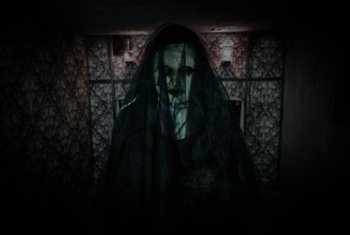 ПИКОВАЯ ДАМА!!!                                                       А дело было так. Мы с подружкой отдыхали в летнем лагере. Нормальненько так отдыхали, без особых происшествий. Но однажды случилось вот что: девчонки из отряда помладше решили вызвать Пиковую Даму (ну, с зеркалом, помадой - все как полагается, в общем). И уж не знаю, что им там в процессе вызывания привиделось, но с того вечера начали они этого самого зеркала как огня бояться. У нас же в палате как раз беда приключилась - случайно разбилось зеркало, висевшее на стене. А тут как раз приходят младшие девчушки и чуть ли не со слезами просят, возьмите, мол, наше зеркало, мы с ним больше не можем! Мы с девчонками (а были мы на тот момент старшим отрядом… сами понимаете, крутые, как лестница, и сильно взрослые… какая нам Пиковая Дама!) с радостью согласились… Странности начались в первую же ночь: мы проснулись от непонятного звука - стука, исходившего от батареи. Сначала не придали значения, подумали - наверное, неисправность какая-то, течет что-нибудь, капает… Но потом прислушались, и нам стало немного не по себе: звук был таким, будто бы кто-то стучал по наружной стороне батареи пальцами с длинными ногтями. Испугались малость, но потом, посовещавшись, решили, что скорее всего над нами просто кто-то глупо шутит… Утром мы принялись всех допрашивать, мол, что за приколы такие!? Но никто не хотел сознаваться, больше того - все в один голос уверяли, что ничего похожего этой ночью не слышали (а не спали, как выяснилось, многие). На следующую ночь все повторилось. Вот только мы на сей раз напряглись по-настоящему: лежали, спрятавшись под одеяла, переговаривались только шепотом, слушали… Где-то через час стук прекратился, мы смогли уснуть. На утро после той, второй, ночи я проснулась, начала одеваться и… обнаружила у себя на ноге странные следы - маленькие синячки, похожие на следы от чьих-то пальцев. Поделилась «открытием» с подружкой, та посмеялась: «Это кто ж тебя ночью за ноги хватал??». А на следующее утро… сама проснулась c такими же следами на ноге! Такая история повторялась еще несколько раз: ночью странный стук по батарее, а утром - одна из нас просыпается с синяками… В итоге, дело дошло до того, что мы сами стали шарахаться от этого зеркала сильнее, чем младшие. Коллективно было принято решение от него избавиться. Сбагрили это жуткое зеркало (сейчас уже не вспомню, кому - вожатым вроде бы), и… вся ночная ерунда тут же прекратилась! Остаток смены прошел спокойно. С того момента прошло уже почти десять лет. А я так и не смогла понять, что же это было. Была ли связь между зеркалом, ночными звуками и этими странными следами на нашей коже? Повторюсь, я в общем-то скептик и ко всем подобным историям пытаюсь подходить рационально. Но почему-то не могу отвязаться от мысли, что эта связь все-таки была… Но как бы там не было: ребята, не стоит вызывать всяких Пиковых Дам и прочую нечисть! 