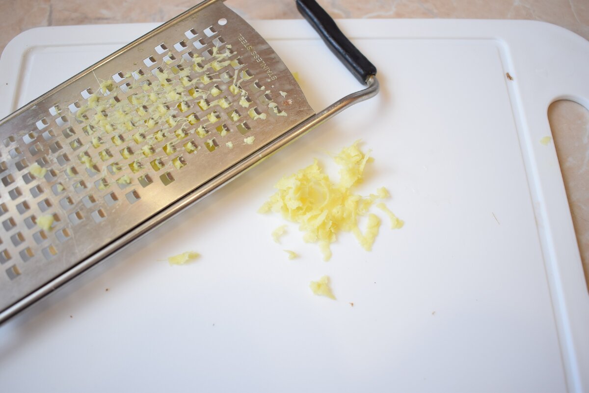 Небольшой кусочек корня имбиря очистите от шкурки и натрите на мелкой терке. Вместо терки, имбирь можно просто очень мелко нарезать ножом.