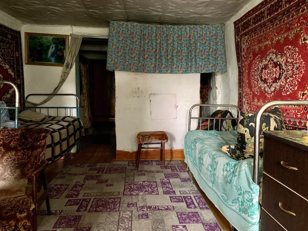 Ковер что справа на этом фото забрала себе в квартиру. Он смотрится шикарно в современном интерьере