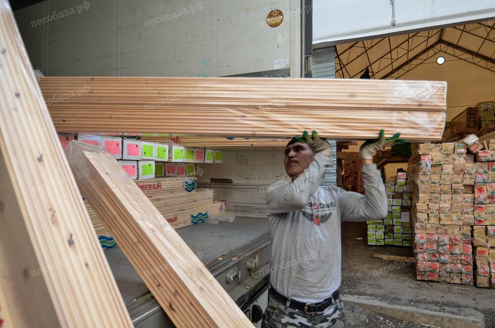 Вагонка из кедра на складе