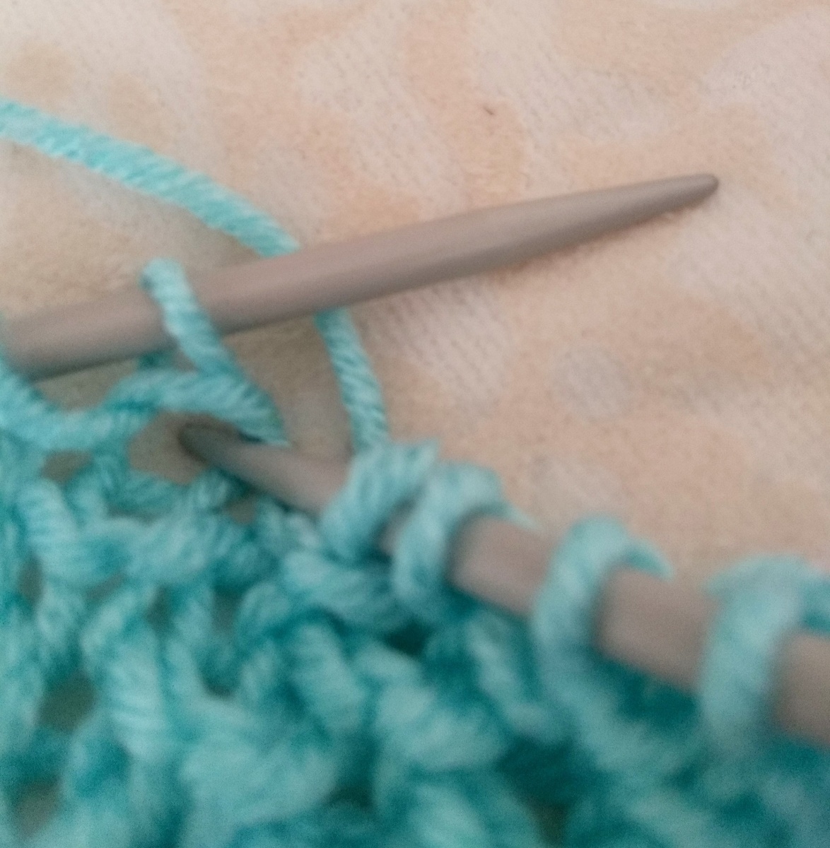 Так выглядит петля на ряд ниже- ее провязываем лицевой