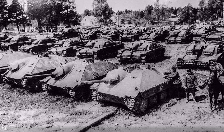 Осмотр  трофейной техники . Германия май 1945 года.