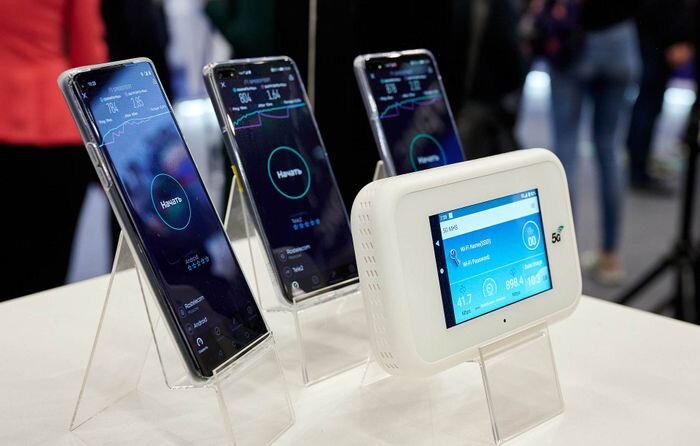 Государственная корпорация Ростех на конференции «Цифровая индустрия промышленной России» (ЦИПР-2020) представила макет отечественной базовой станции для мобильных сетей пятого поколения (5G).

Демонстрационный стенд  состоит из трёх частей — радиопередающего модуля, модуля цифровой обработки, а также ядра мобильной сети (5GC). Важно отметить, что станция работает в режиме Stand Alone (SA), позволяющем реализовать полную функциональность сети 5G.


В «Ростехе» пояснили, что базовые станции работают на частотах, являющихся «золотым стандартом» для 5G: 3,4–3,6 ГГц. Они работают на малой мощности и внутри помещения, так что это не создает помех для другого оборудования, работающего в этом диапазоне.

Пока что это опытный образец, в промышленное производство его можно будет запустить лишь через три года, уточнили в компании. Отмечается, что представленный на ежегодной конференции «Цифровая индустрия промышленной России» (ЦИПР-2020) опытный образец совместим с оборудованием любого производителя из любой страны, если оно также работает в соответствии с международными стандартами.