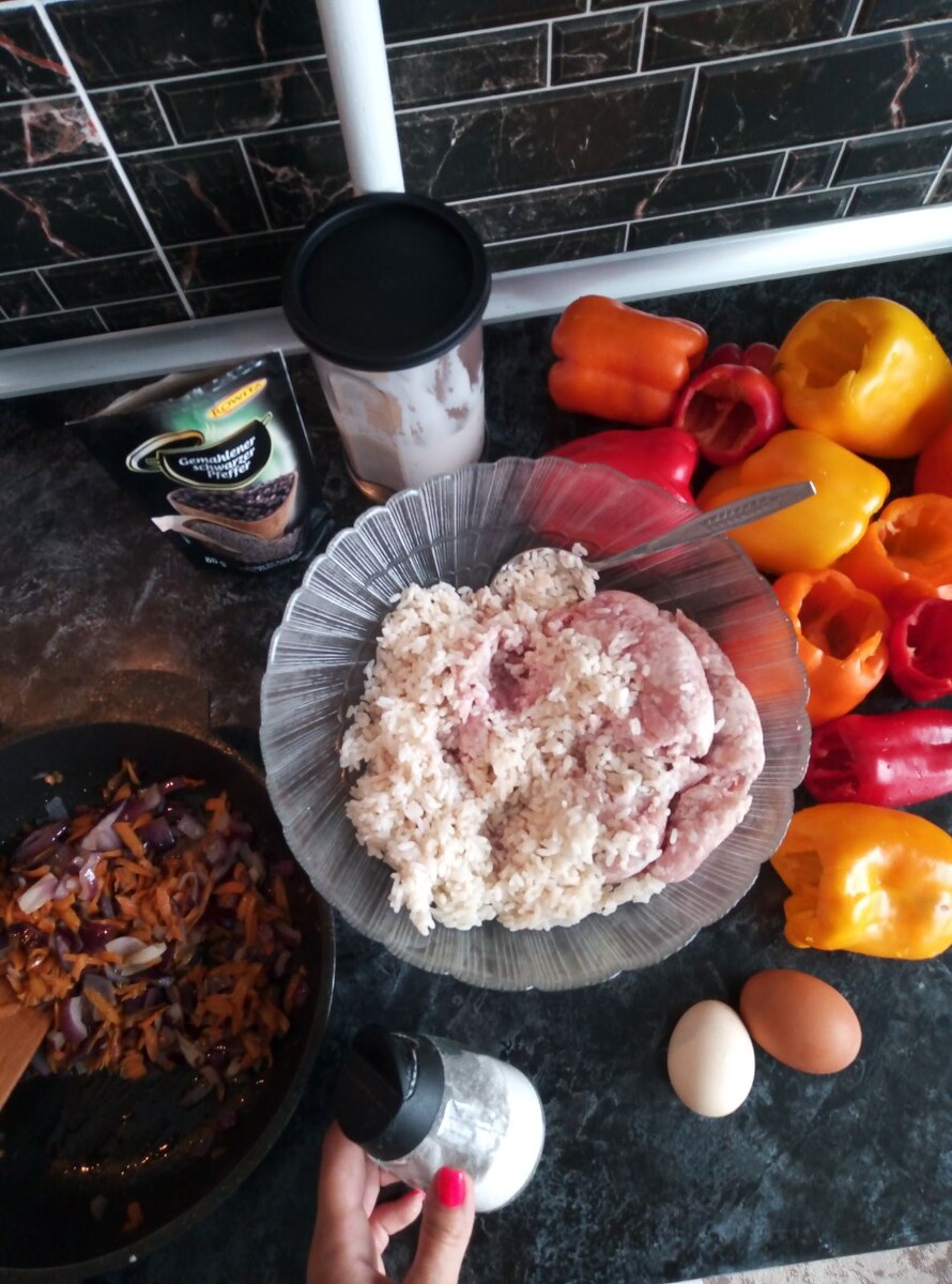 Берем куриный фарш, добавляем отварной рис, выбиваем 2 яйца, обжаренный лук и морковь, столовую ложку майонеза. Солим, перчим и хорошо перемешиваем.