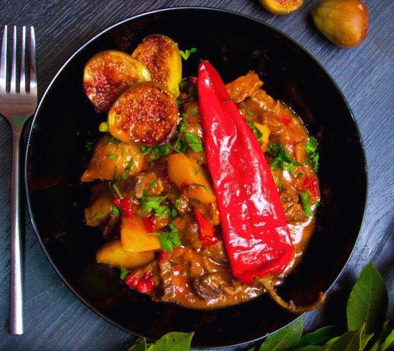 Говядина тушеная с луком и болгарским перцем.