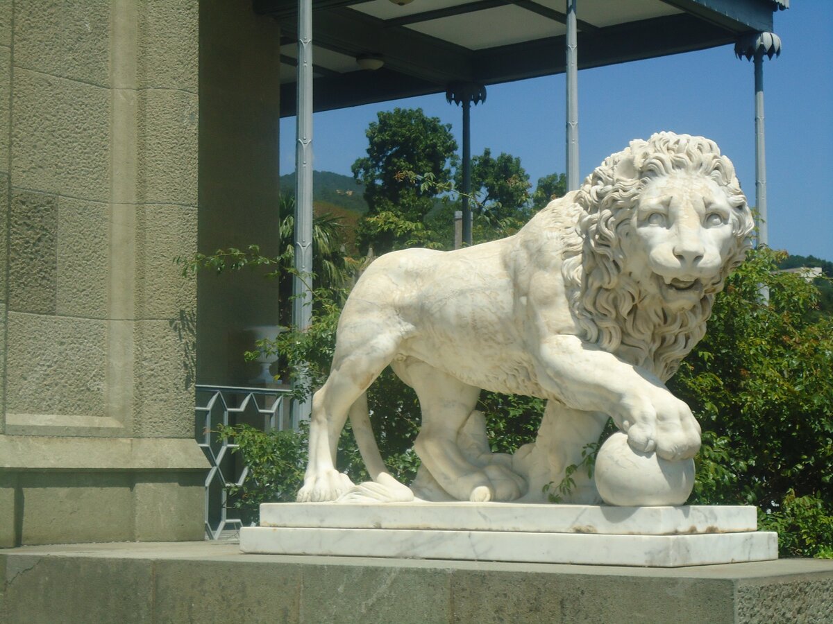 Мраморный лев