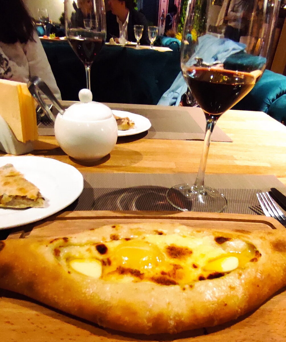 Аппетитный хачапури с сыром и яйцом