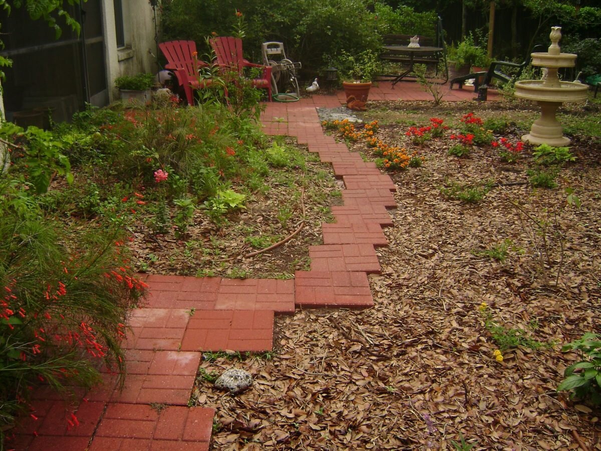 Брусчатка в сочетании с щепой.