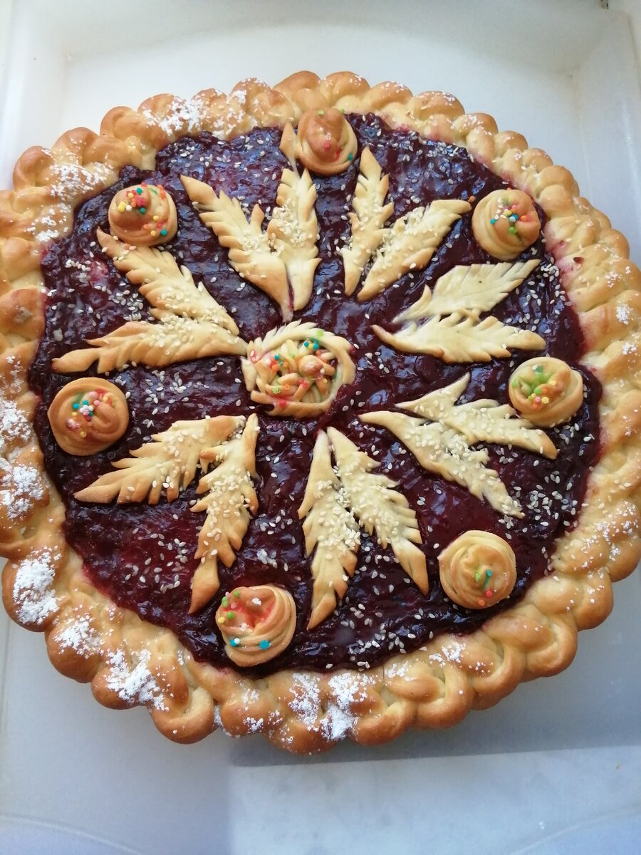 Покрыт пирог пастой.