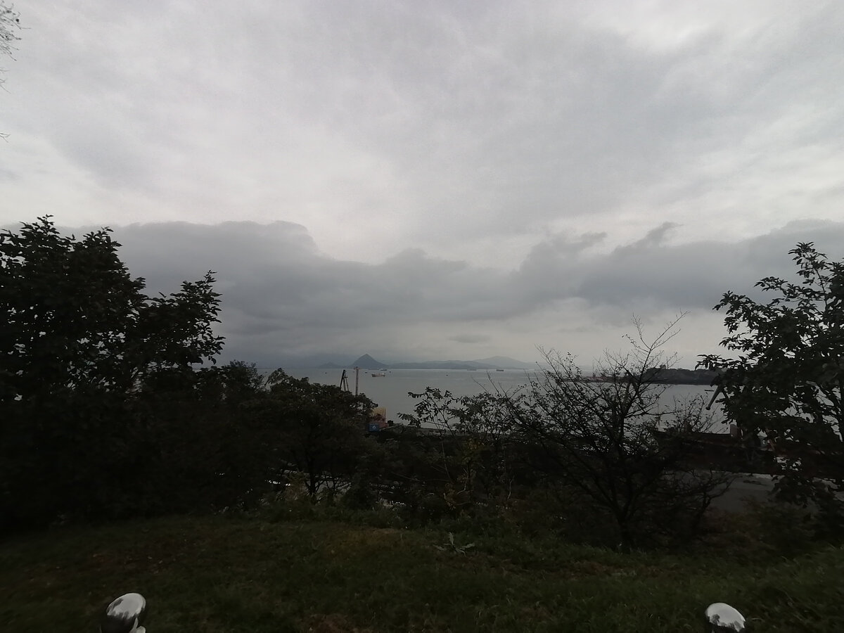 Вид на бухту. Вдалеке, при нажатии на фото видно знаменитую и таинственную гору "Сестра", гору "Брат" к сожалению частично уничтожили, пустив на щебень, но потом ковырять её прекратили. По некоторым сведениям, там находится нечто таинственное, что остановило и напугало рабочих, а горы эти и не горы вовсе, а древние пирамиды. Но это из разряда слухов... )