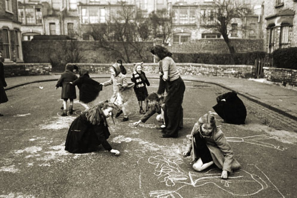 Игры 70 х. Дети во дворе. Советские дети играют в классики. Советское детство во дворе. Игра в классики СССР.