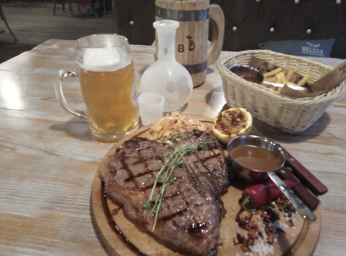 700 граммов Т-боун стейка и напитки.