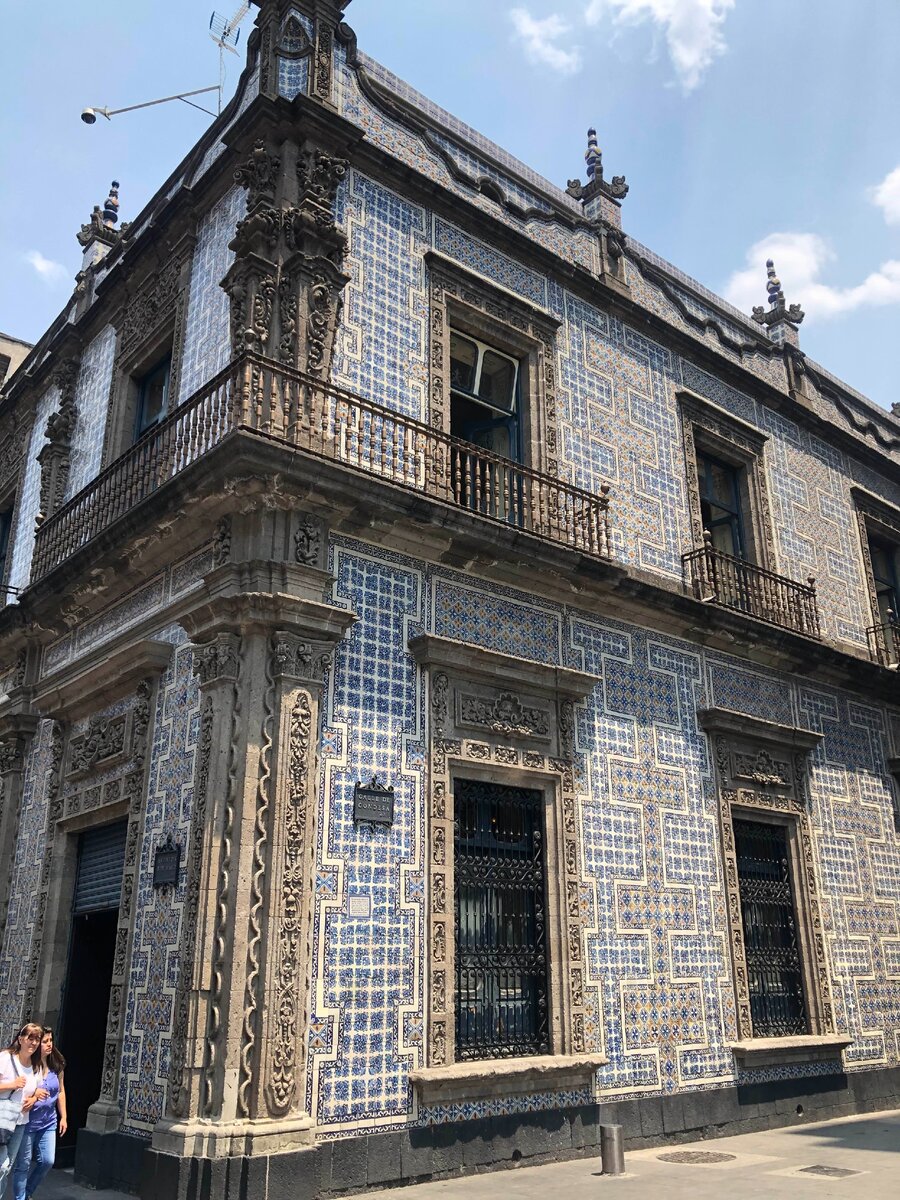 Новоиспанское барокко. Casa de los azulejos. Ранее был дворцом графов Орисабы. Сейчас Мексиканский ресторан и магазин. Известное здание благодаря своему красивому фасаду из голубой керамики. Удивительная Мексика. 