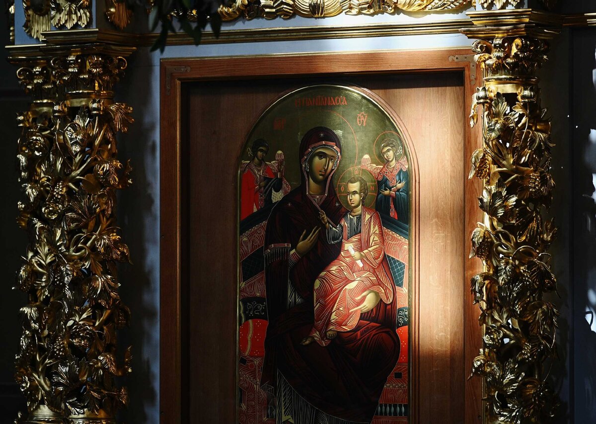 Лучше всего молиться, конечно, перед чудотворной иконой. Из архива сайта патриарха Московского и Всея Руси. https://foto.patriarchia.ru/news/patriarshee-sluzhenie-v-donskom-monastyre-khirotoniya-arkhimandrita-pitirima-dondenko-vo-episkopa-dzhakartskogo-2020-09-01/