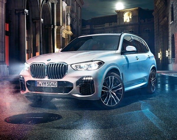
На втором месте также расположился «немец» — BMW X5. Этот автомобиль обрабатывался цинком всегда, в каждом поколении. Однако старые модели уже ржавеют, а у некоторых экземпляров наблюдается сквозная коррозия, так как кроссовер начал выпускаться в 1999 году.