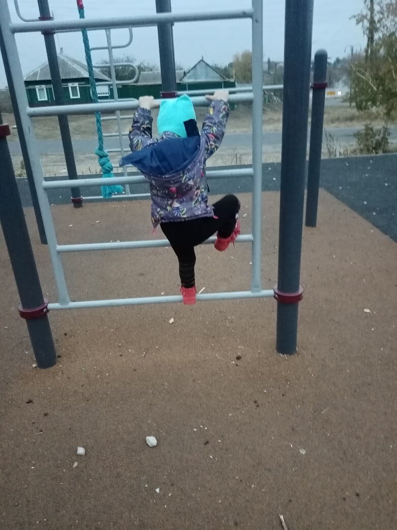 Вчера гуляли на площадке для занятий воркаутом. На лестницу залезла сама и с первого раза. 