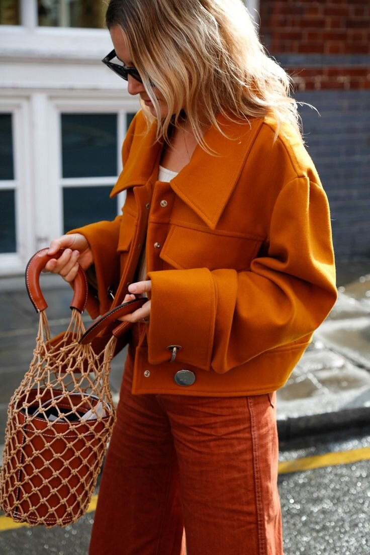 Комбинирование разных оттенков оранжевого с учетом многослойности придаст вам невероятный лук, а также зарядит энергетикой очаровательной осени!